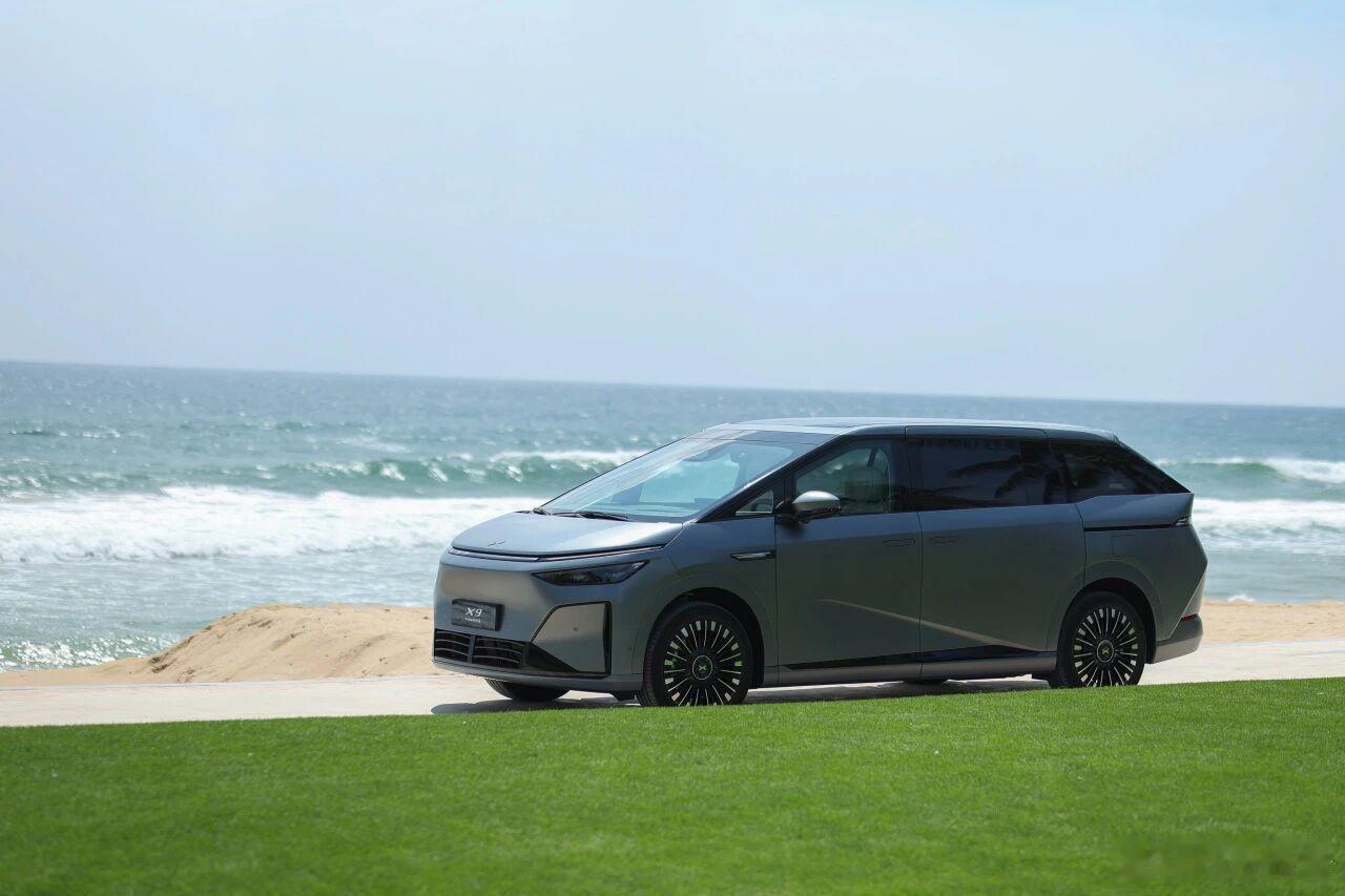 小鹏X9的星舰造型真的太酷啦！特别是配合这个磨砂星舰灰的配色让我直接拍出了人生照