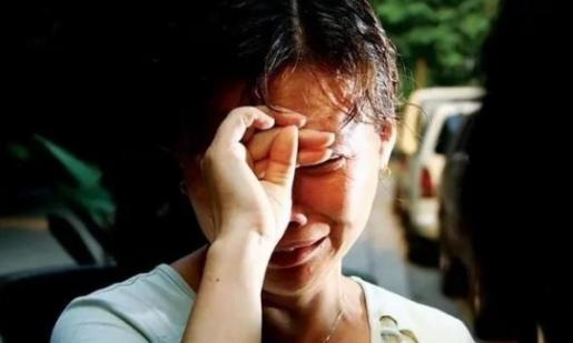 2003年，上海男大学生李奇乐患病去世，但却因高额的治疗费用无人支付，医院拒绝开