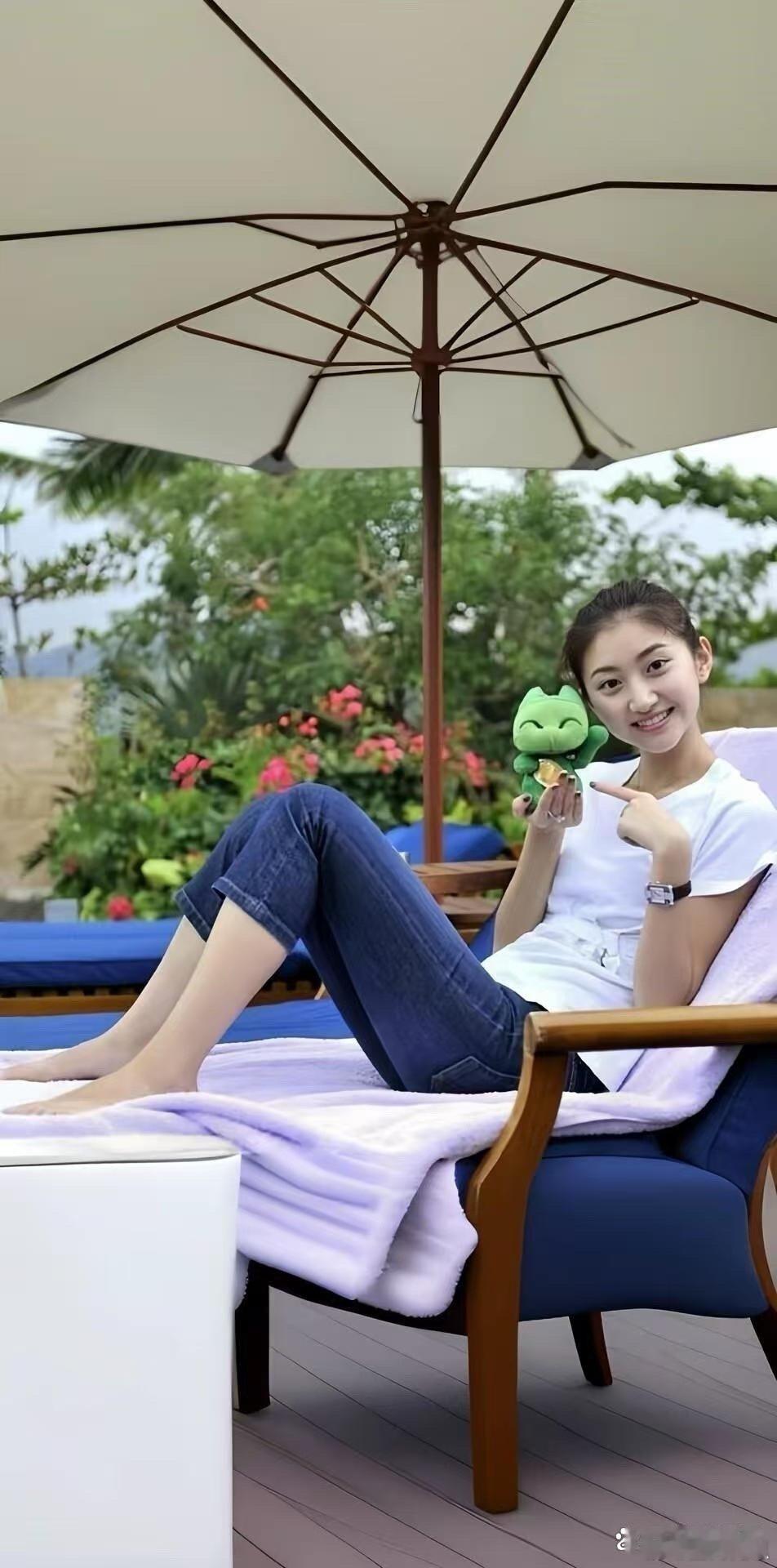 景甜早年上学时期也太绝了！妥妥的校园白月光本人，清新又灵动，颜值从小就自带光环～