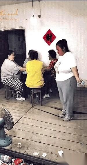 一脚，直接把家里的二楼地板，给踩穿了。就这么个事儿。底下人估计都看傻了。很