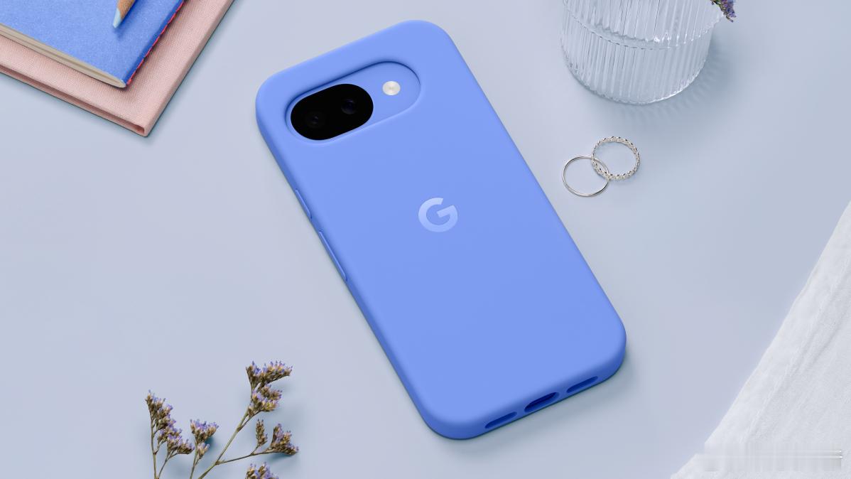 谷歌近日发布了一款中端新机——Pixel10a，设计非常有趣，采用了纯平后置摄