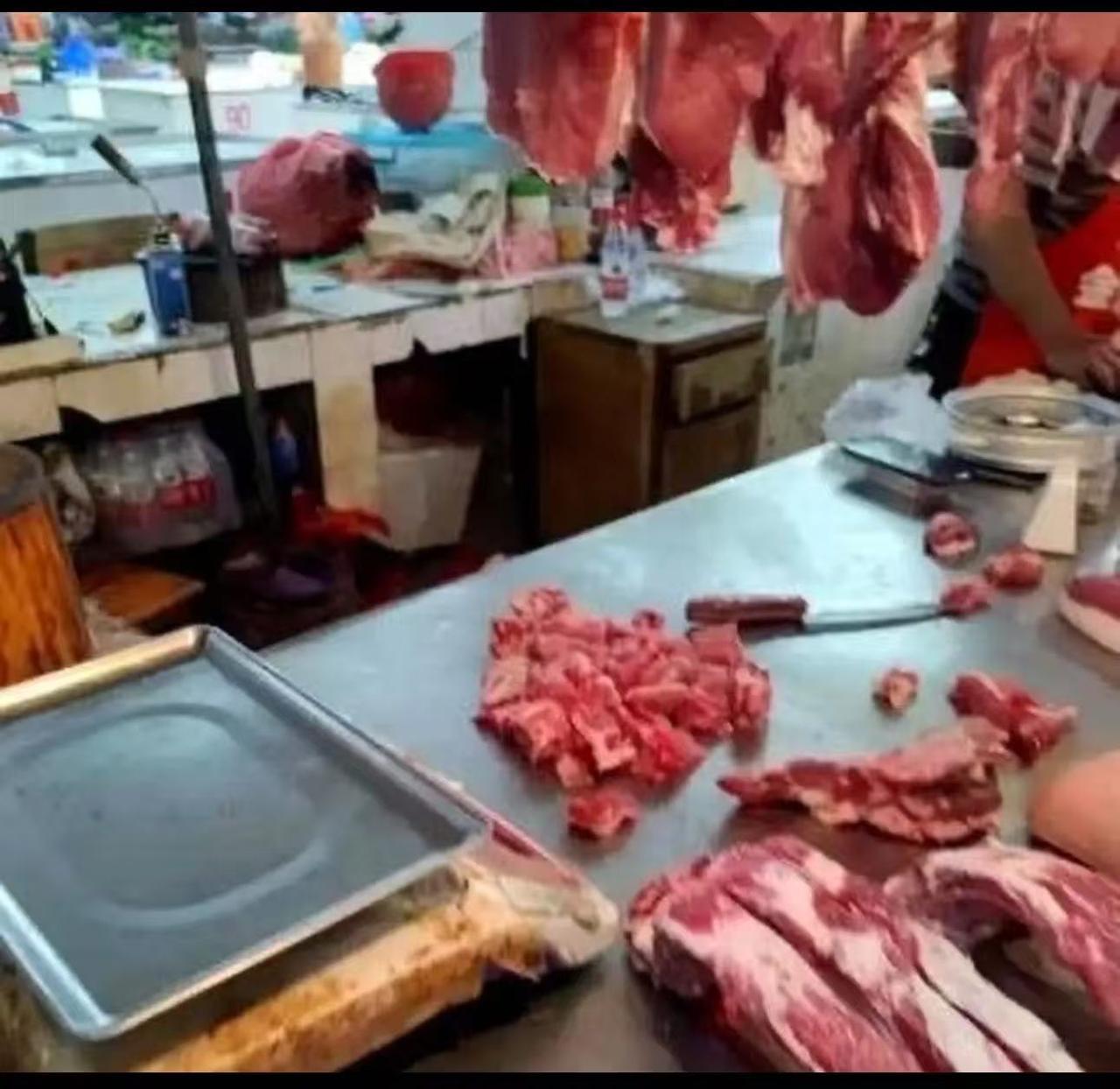 “这里面究竟是什么原因？”女子买了一块排骨，钱都付完了，她随口说了一句：“不用