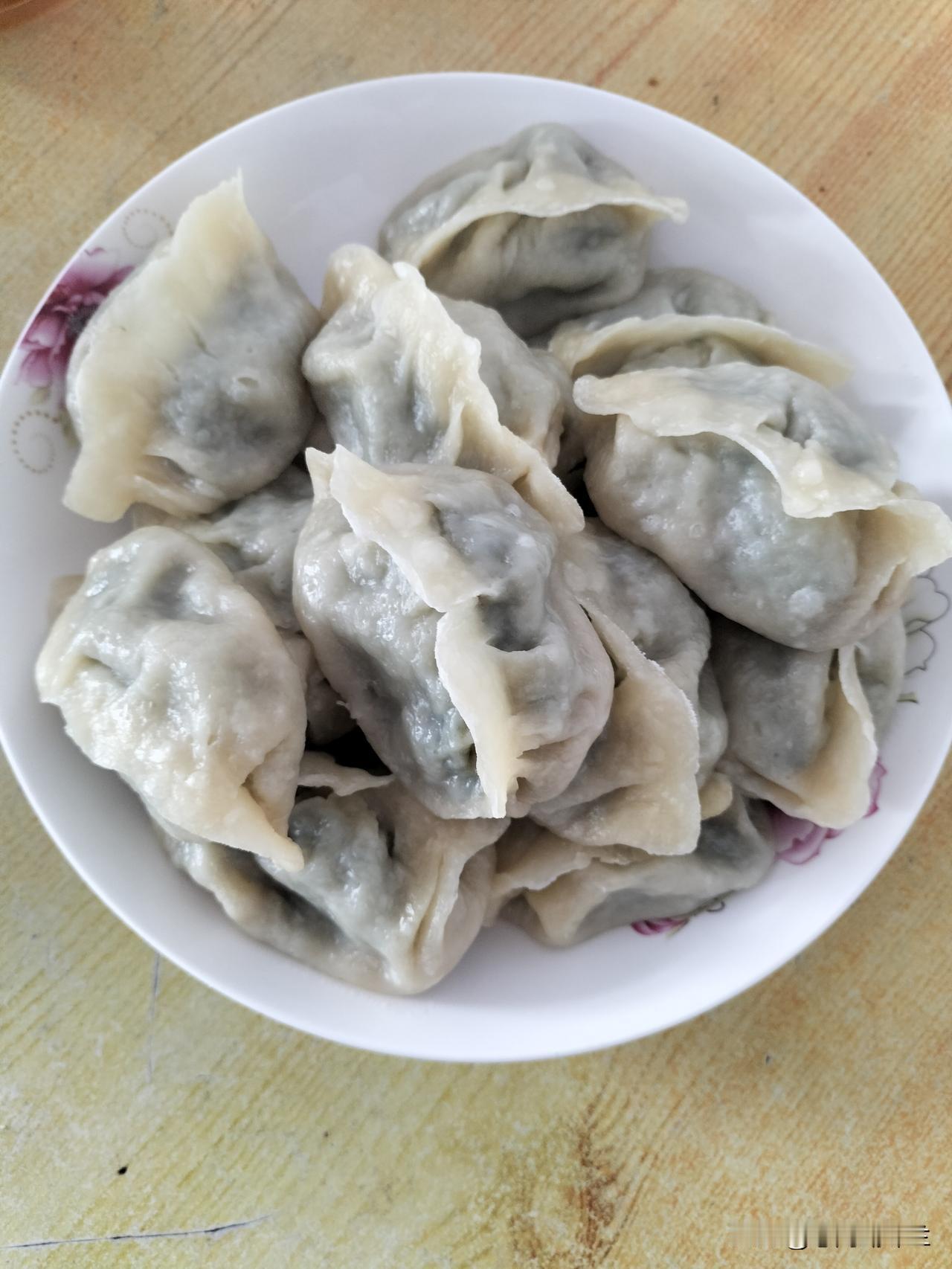 今天中午又吃饺子，好吃不如饺子，我们北方人就喜欢吃饺子，几天不吃饺子就想的慌。