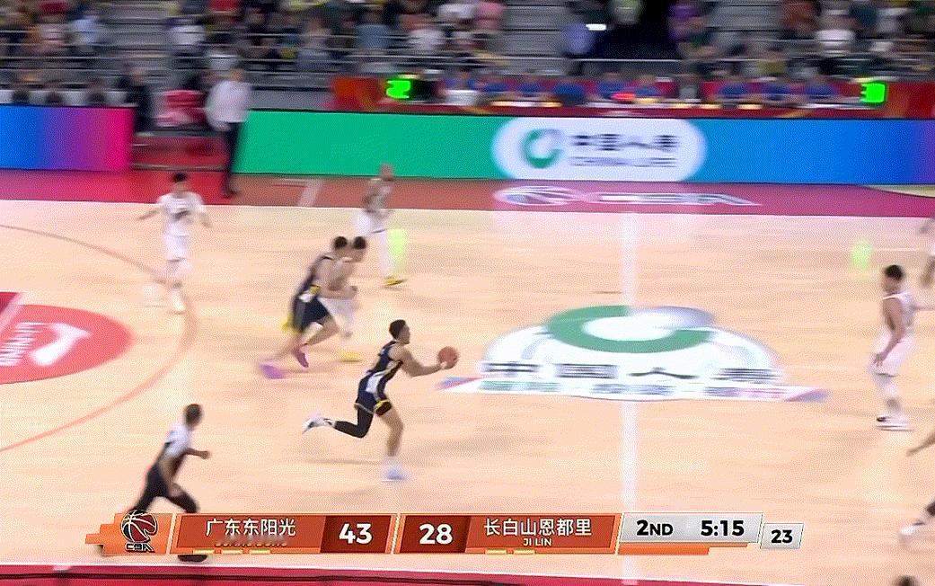 胡明轩转换三分也进！感觉广东队半场就要打花了广东男篮vs吉林男篮