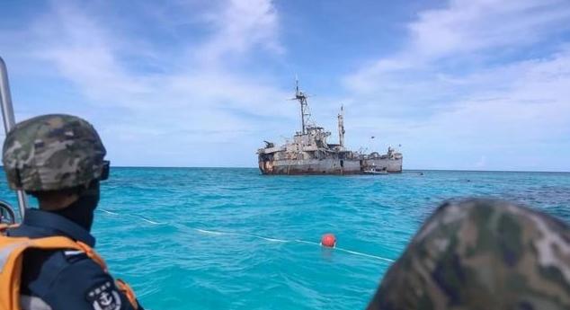 菲律宾这些年把中国的忍让当成好欺负！当年那艘搁浅在岛礁上的破船，咱们没动手拖走