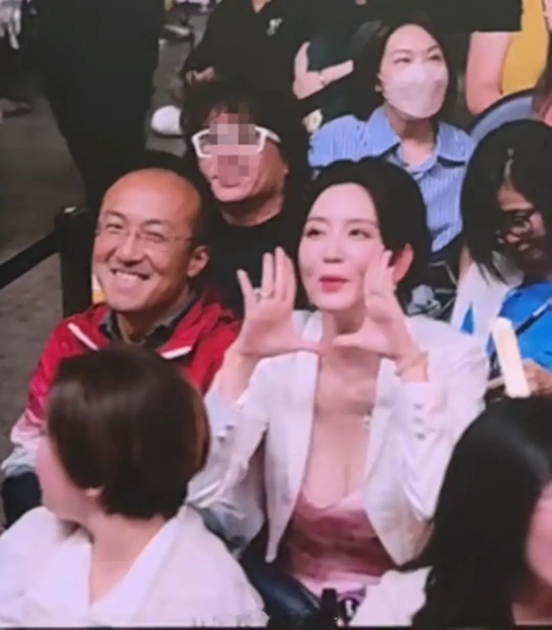 张萌和老公同框张萌和老公看刘宇宁演唱会张萌和老公看刘宇宁演唱会，大老板啊​​