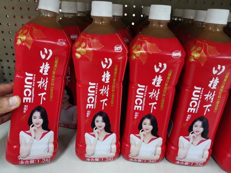 最近网传“山楂树下”饮料限售山东区域，好多网友气坏了，直接往厕所倒饮料表达不满。