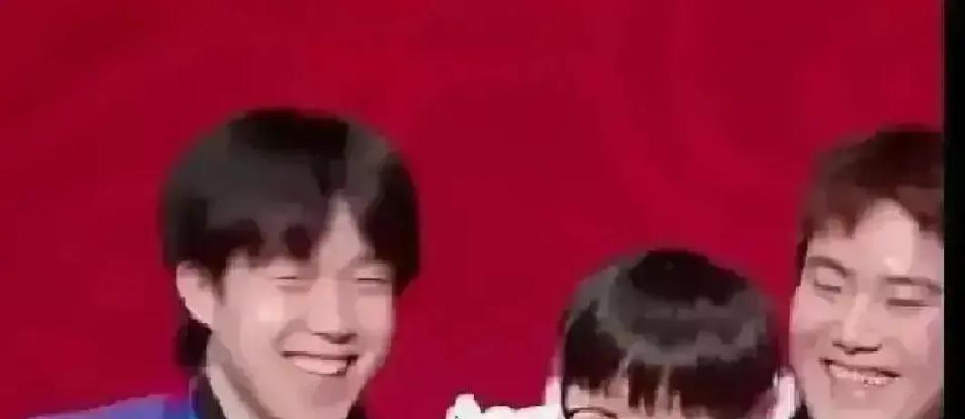 莎莎直播里突然吼了三声，哭着下播。画面一出，粉丝直接掉了三十多万。她平时立的