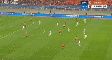 谢文能的进球为何被吹越位。从视频回放来看，泽卡争抢一点后，球是被海港的球员铲回