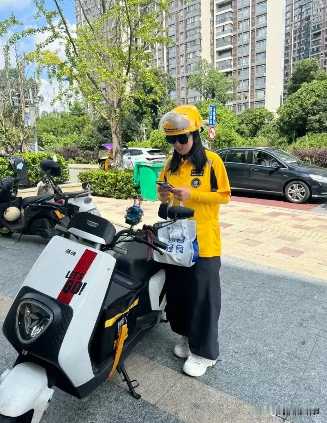 大家发现没有，现在买卖骑手中女性越来越多了，我最近吃外卖也有几次是女孩送的，聊过