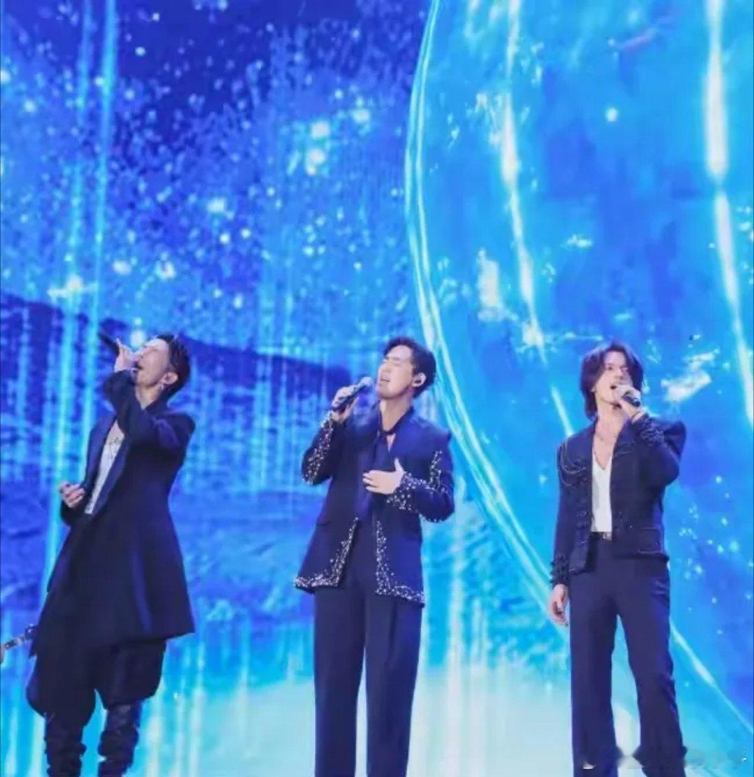 F4演唱会秒变F3，到底是朱孝天不合群，还是主办方在耍大牌，亦或者是其余三个人的