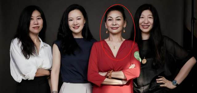 戏里有多土,戏外就有多潮,《刑警的日子》59岁女配才是最大惊喜