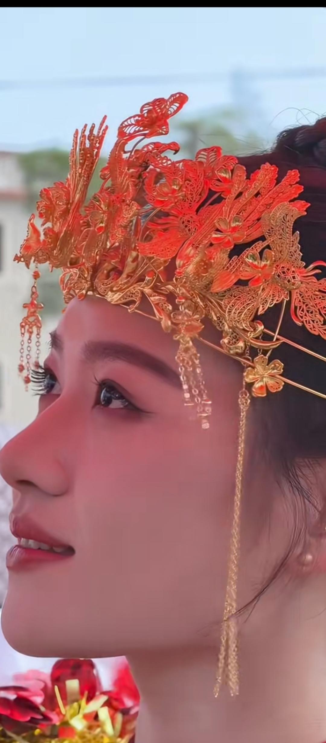 金钗映日，笑靥如花。