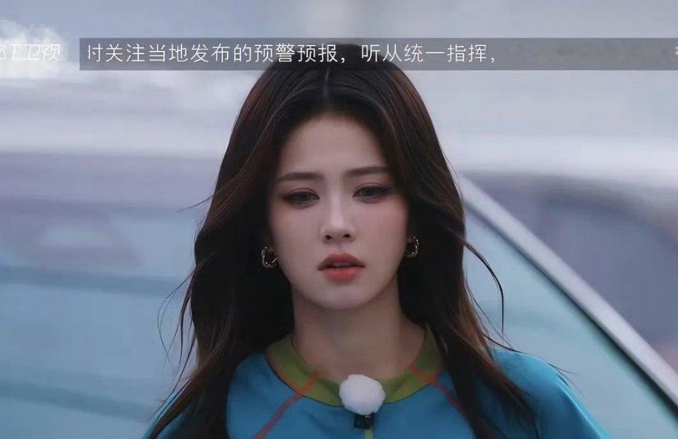 你们拉踩白鹿，却不知道白鹿这一期奔跑吧为什么要戴蓝色的美瞳，那日场外人山人海，全