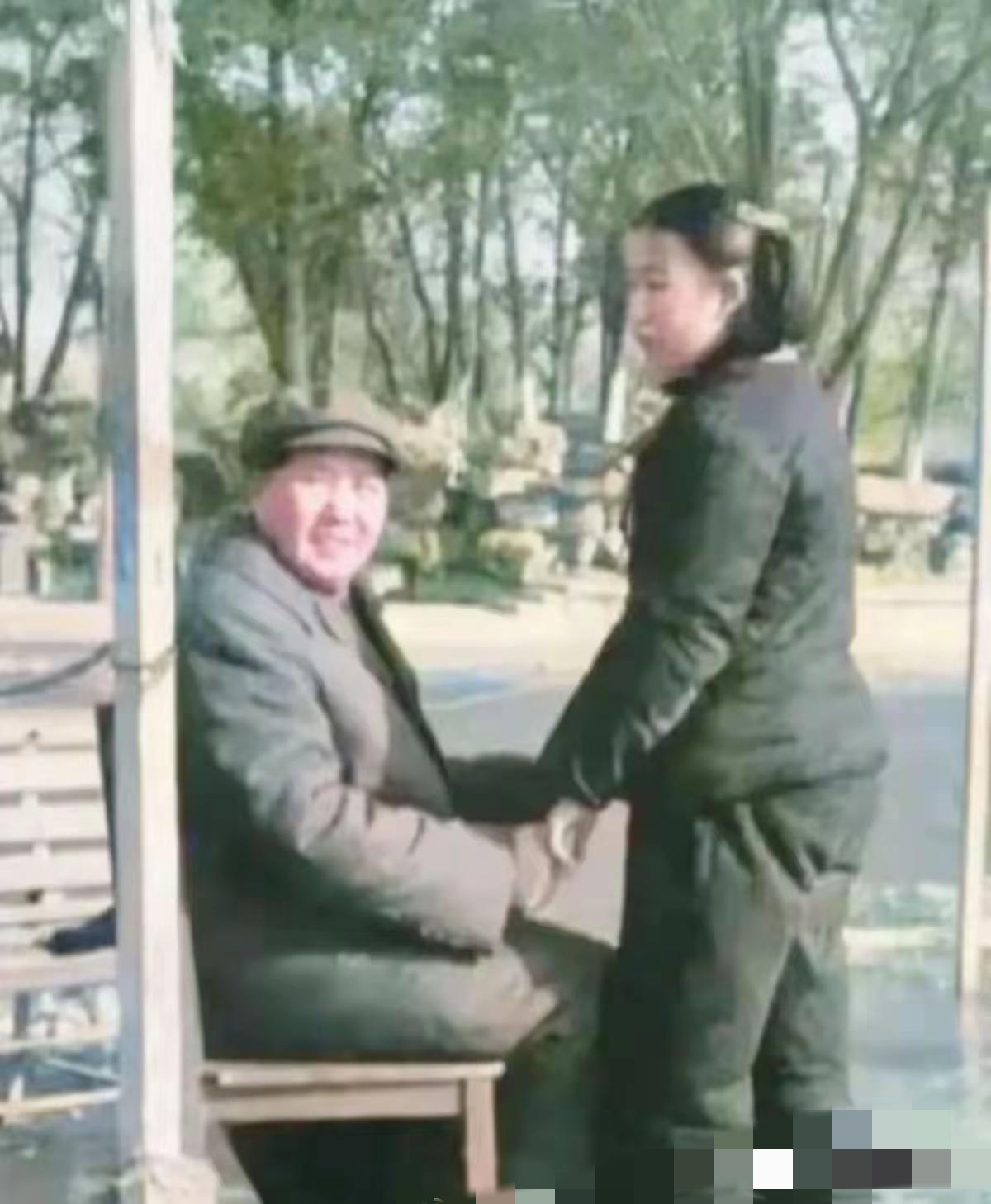 伟人的温柔：把家国扛在肩，把女儿揣在心！谁能想到运筹帷幄的伟大主席，也有这般柔