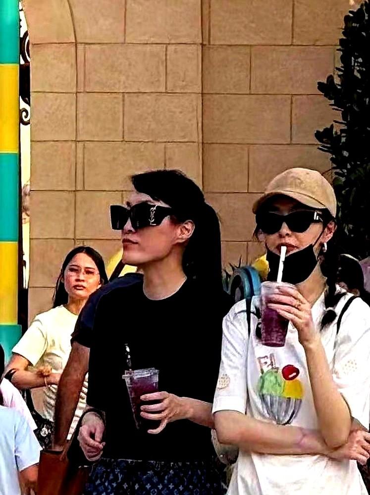 唐嫣罗晋又被偶遇了，这次在新加坡环球影城！两口子带着6岁女儿小小糖，素颜排队