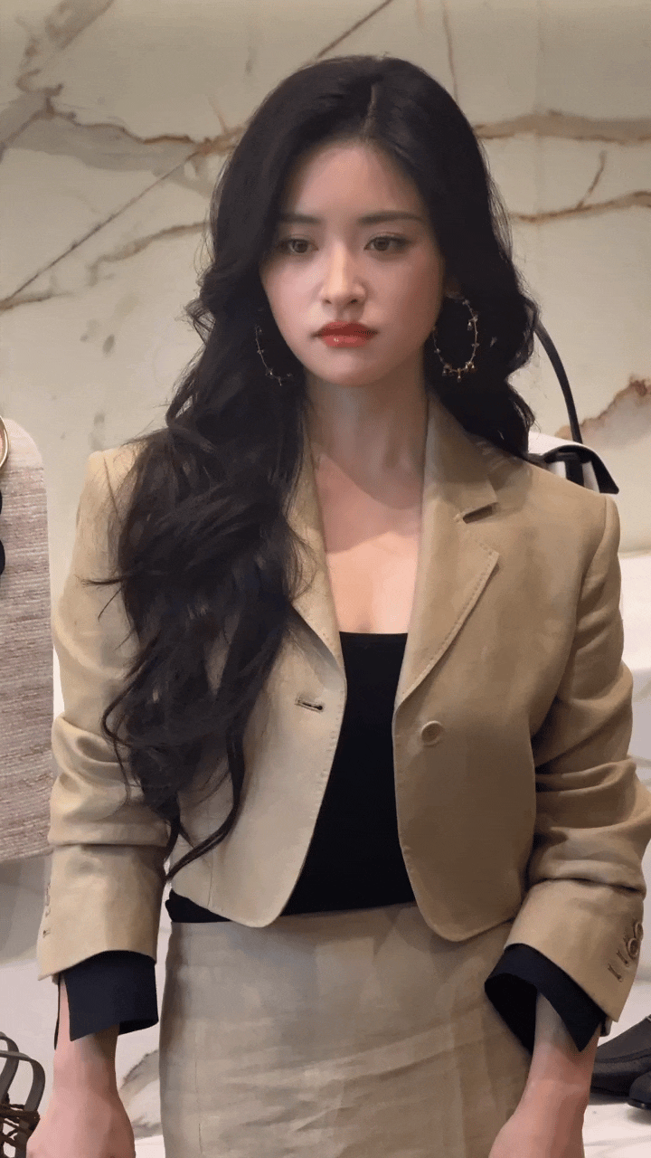 沈月不笑的时候跟她笑的时候差别很大！以前很喜欢看她的笑容，现在觉得不笑也很美了！