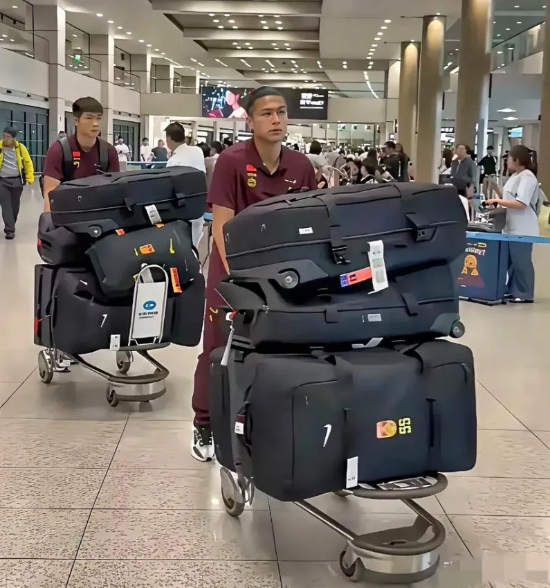 中国男足行李箱引争议，网友调侃“去旅游顺便踢球”？
