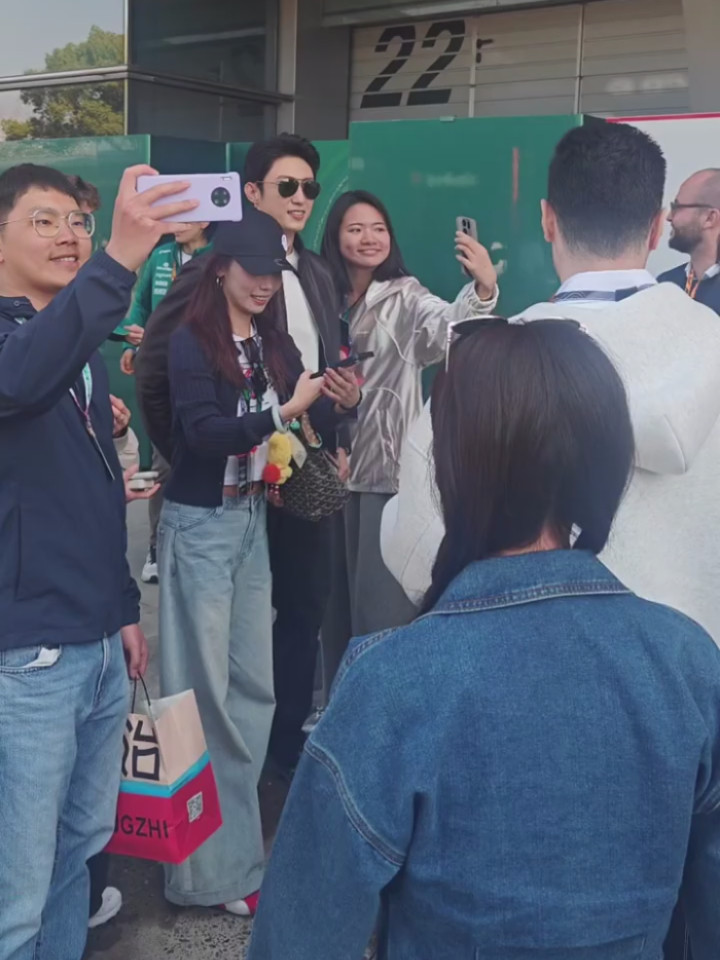 哈哈哈哈哈，在F1赛场上被围住各种合影的黄景瑜︱林臻东，这一幕我在大孤山那一场看