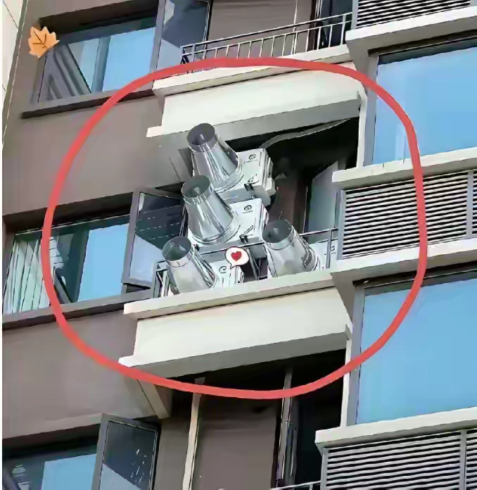 网友爆料，对面栋的空调室外机，加了导热的白铁烟囱，热气明显的往自家阳台吹，还有这