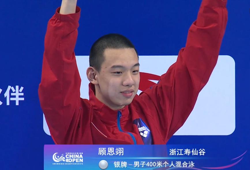 不走寻常路，这小伙游泳不戴泳帽。首届中国游泳公开赛正在中国深圳如火如荼地进行。