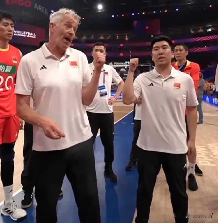 【赛后最激动的人，他是中国男排海宁教练的翻译庞新杰】中国男排战胜古巴队之后，头