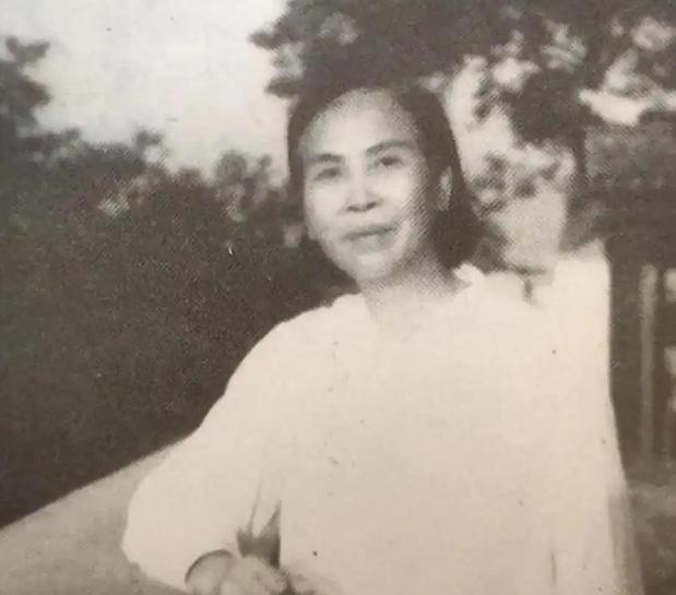 毛岸英1950年在炮火中牺牲后，贺子珍得知后，哽咽着反复念叨：他是我的儿子。 