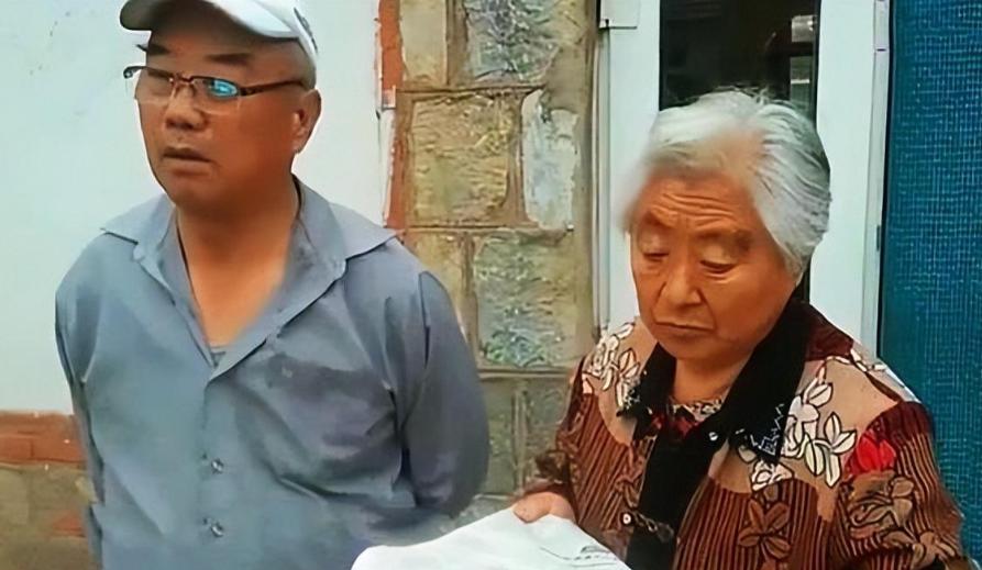 2000年，辽宁夫妇借7万元送女儿出国留学，女儿却跟父母断了联系，21年后父母在