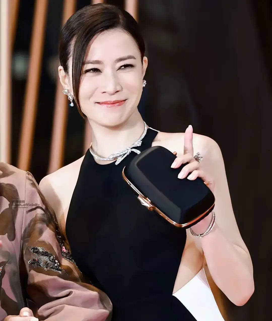 佘诗曼又拿奖了，第四次，TVB史上头一个。49岁，不靠滤镜，不靠热搜，靠一场戏把