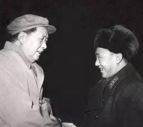 1958年，李聚奎重回军队工作，关于给他补授什么军衔，罗荣桓向毛主席请示：“该补