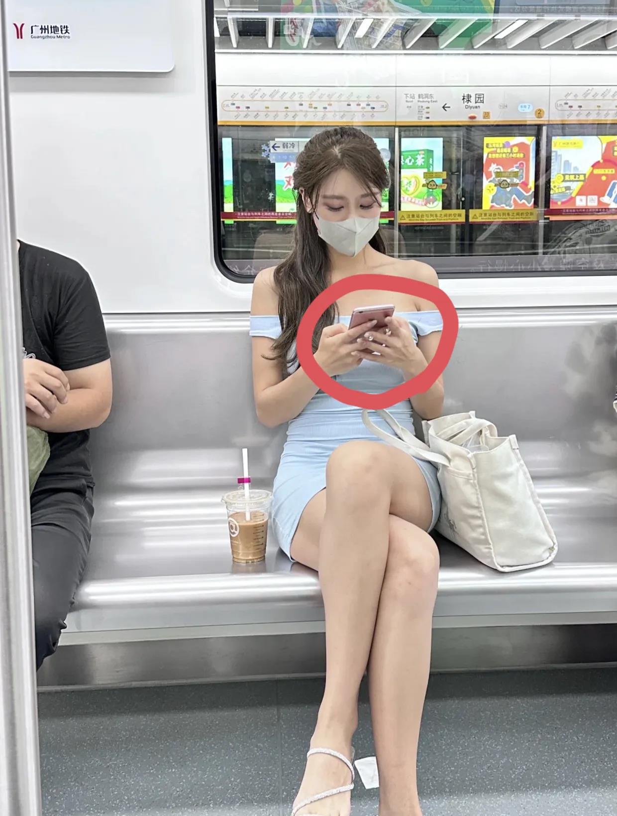 地铁上偶遇一位身材非常棒的美女，就是感觉她的手机有点年代了大家觉得她用的是什么手