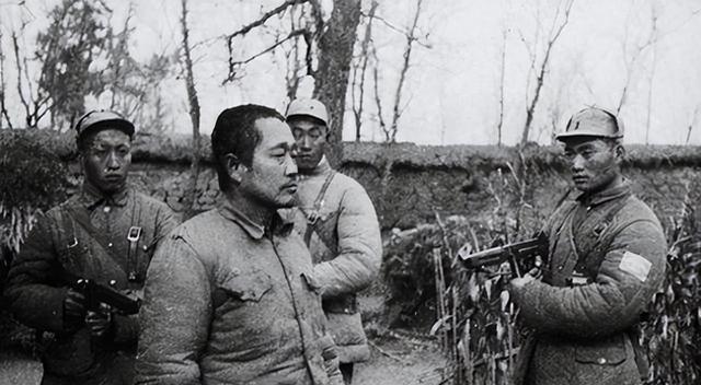 1949年1月10日，在突围无果后，杜聿明兵团一众要员基本沦为解放军的俘虏。只是