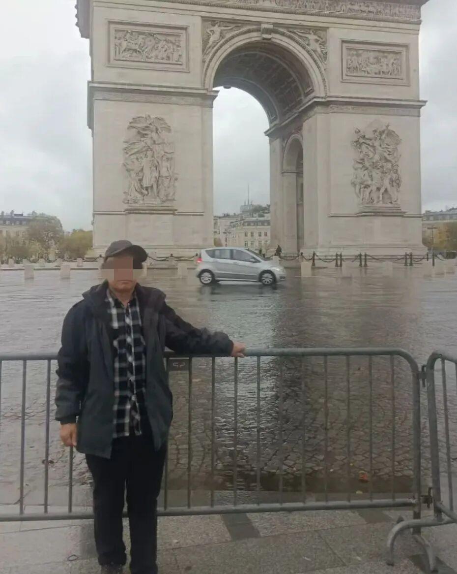 哈哈哈河南大爷这事儿可太逗了！人家60多岁跟团游欧洲，拿着旧手机随手一拍——好家