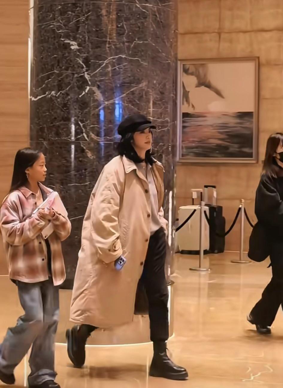 王菲54岁了，还在教内娱做人。我得说，这姐们儿简直是娱乐圈的奢侈品。当别人还