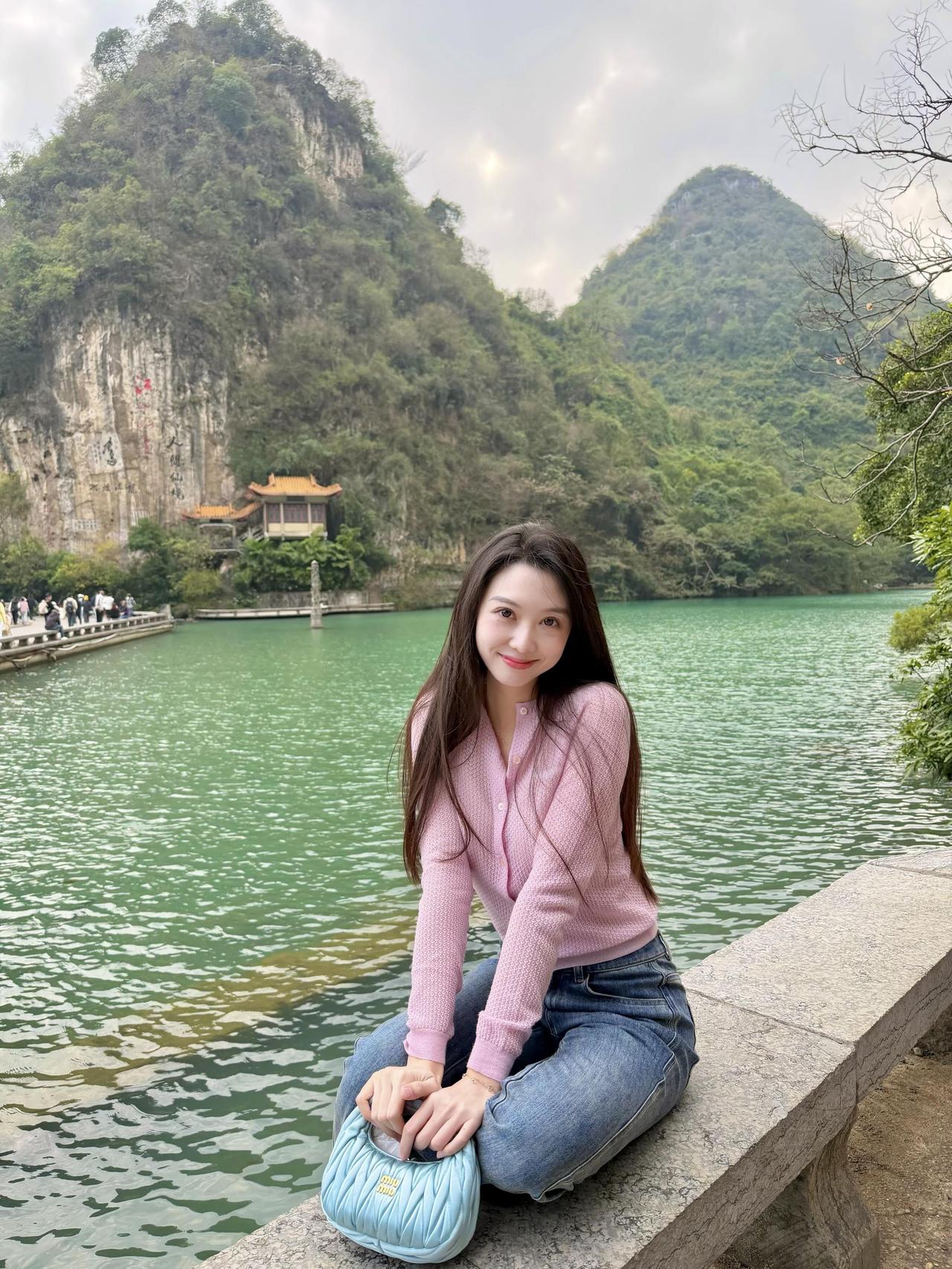 湖山行记春山把翠色揉进湖水，波纹晃着青碧的绸缎，峰峦如墨，在云下站成静