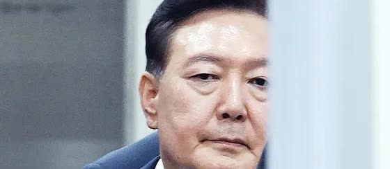 尹锡悦脱衣耍赖拒捕后，在全国引发强烈反响，国民为之蒙羞！尹使出撒泼手段，