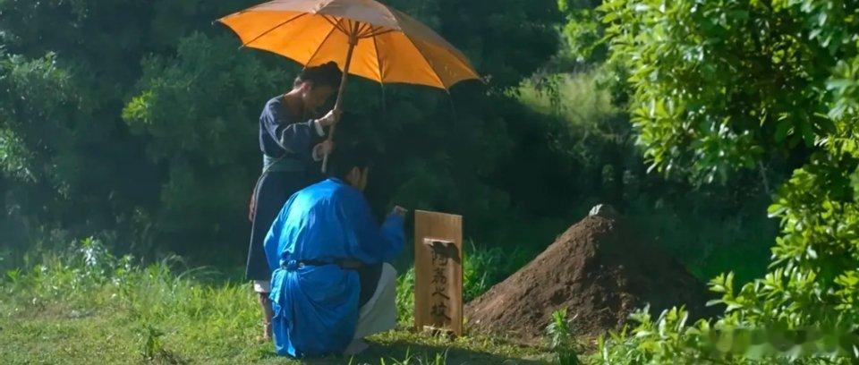 《长安的荔枝》中最悲怆的一幕。李善德站在阿荔的墓前，雨水混着泪水模糊了视线，墓碑