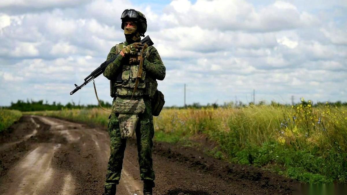 一个俄国兵，成了俘虏。结果，他一张嘴，反手把看守他的五个乌克兰兵，变成了他的俘