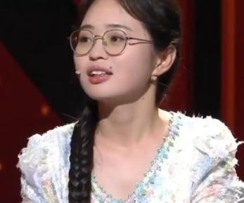 河南女孩雷甜甜考上一本、当上高中老师后，却主动辞掉月薪八九千元的工作，拖着行李回