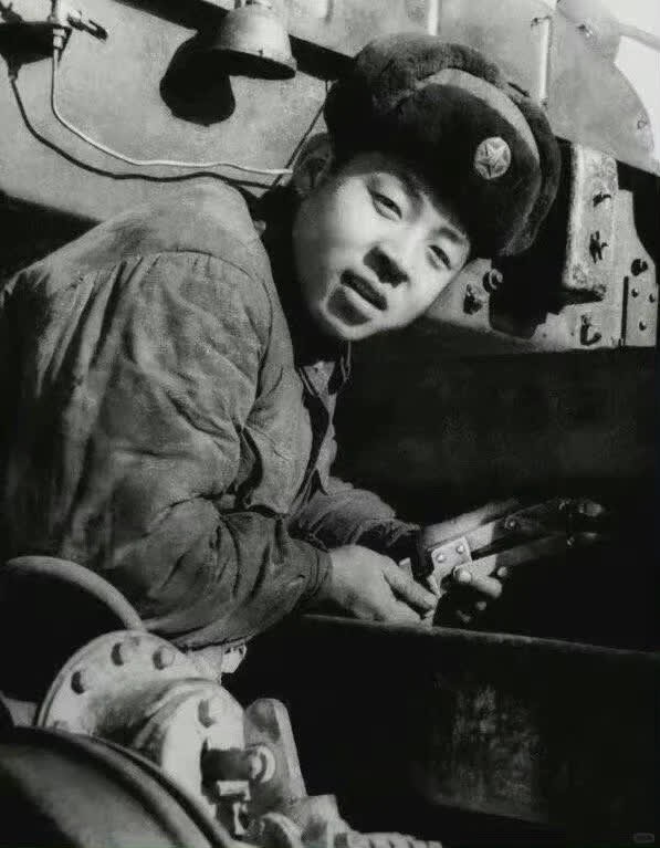 雷锋，一位平凡而伟大的共产主义战士，1940年出生于湖南长沙。他原名雷正兴，以无