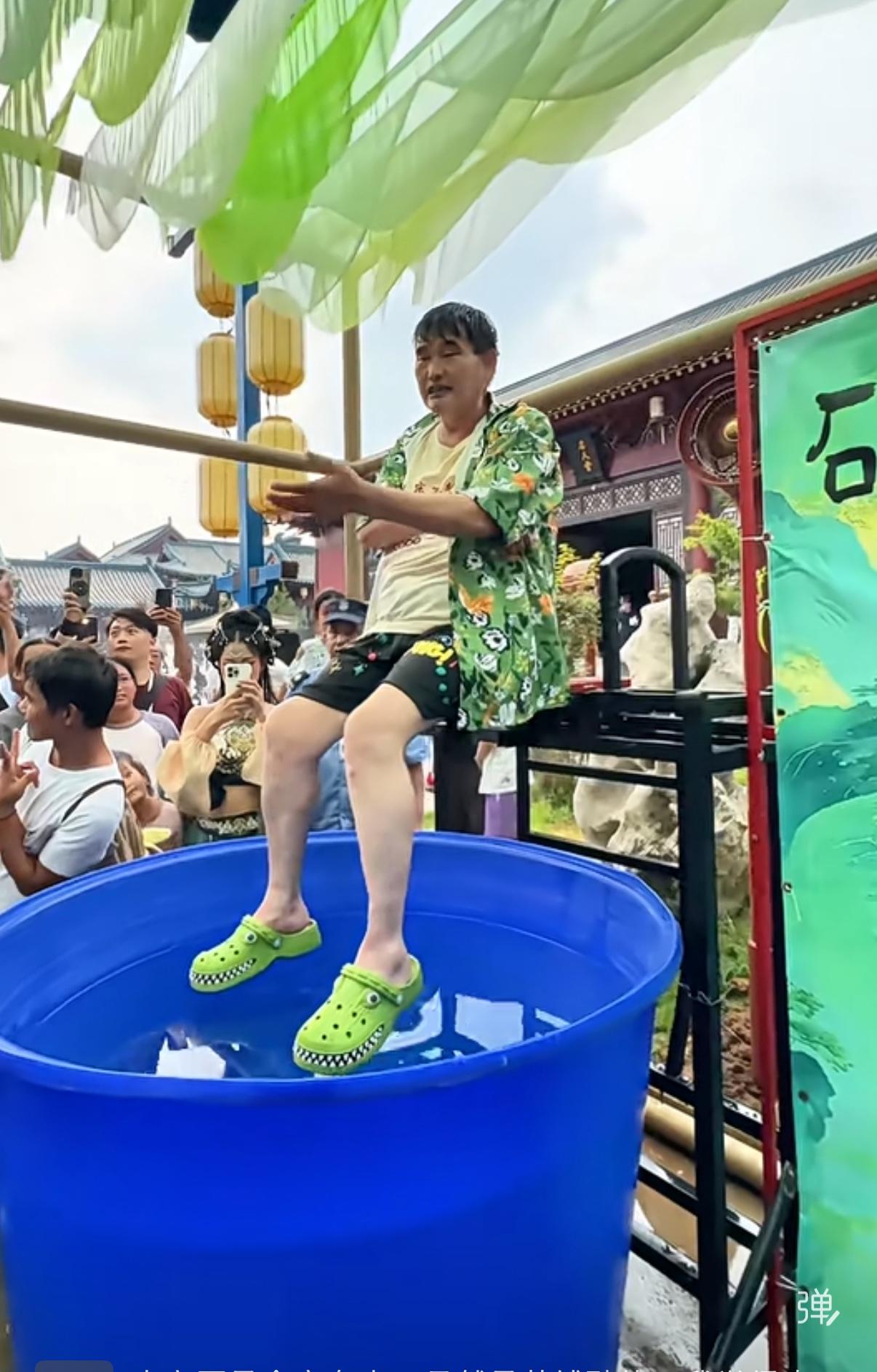 都说大衣哥朱之文实在，看完这段商演现场视频，感触更深。按说他这吨位在娱乐圈也还