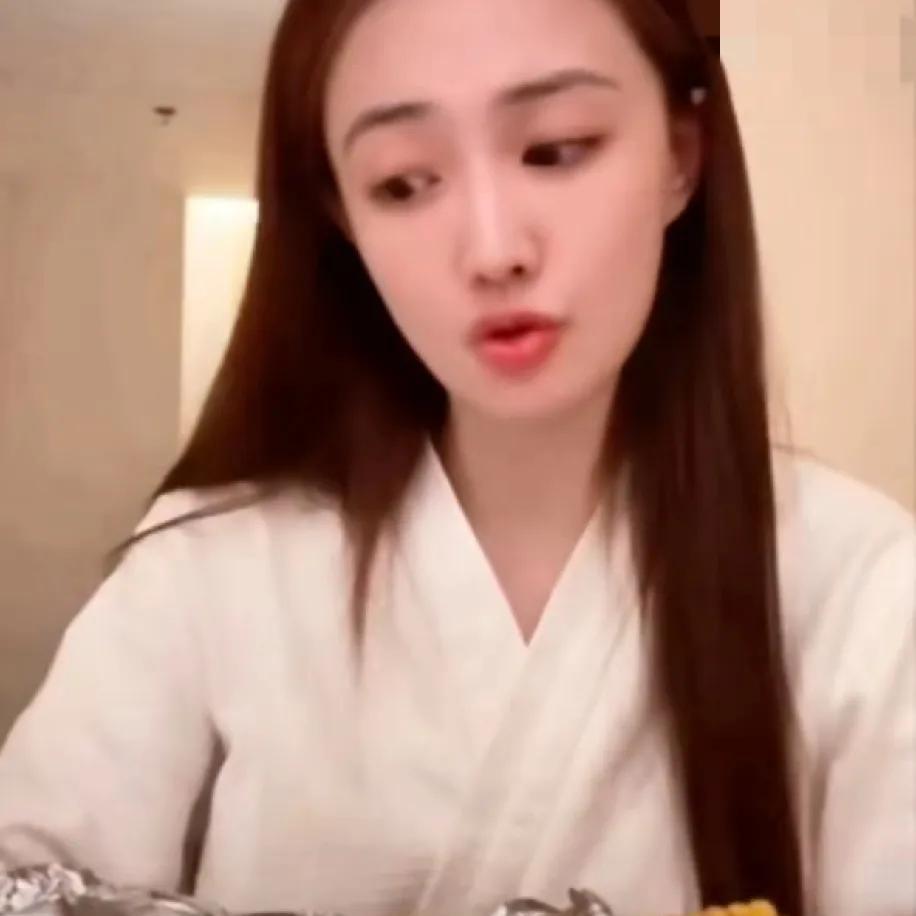徐璐直播时，有网友问她为什么不拍戏了，她叹了一口气说：“不是不拍，是有很多变数，