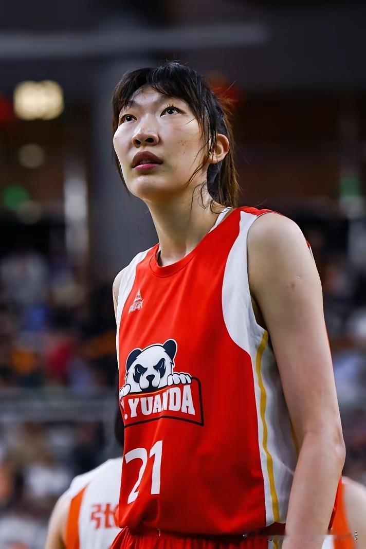 中国女篮召回韩旭+李玥茹，内线实力非常强大。但是，韩旭+李月汝再强，外线拉胯，她