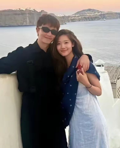 黄轩凭一己之力拉高了娱乐圈男人们的审美，女友不再是白瘦幼类型的网红脸，竟然是雅思