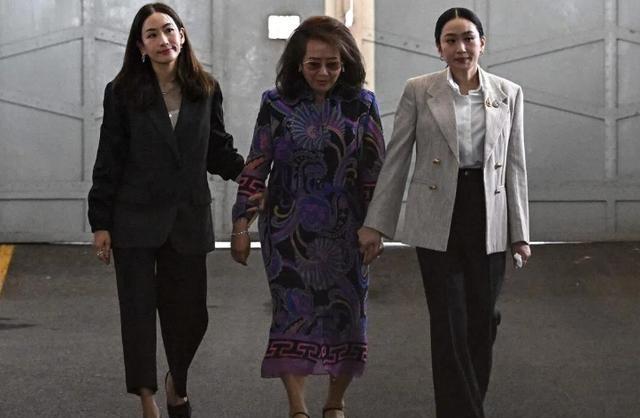 他信狱中首露面！前妻女儿获准探监，76岁带病剃光头，无特殊待遇泰国政坛这潭水