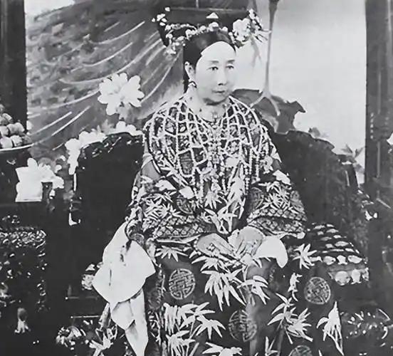 清朝灭亡后，李莲英姐姐才敢说出实情：慈禧其实不是病死的！ 1908年11月，