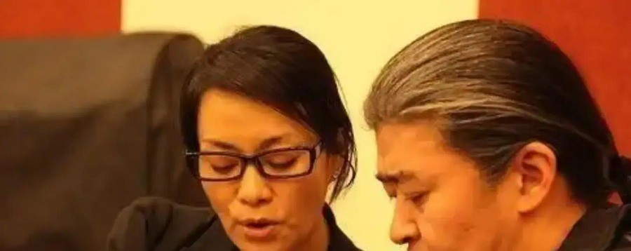 刘欢走后全网等她发文，毛阿敏却关了微博推掉两个综艺，水均益说出真相：她早就在上海病房守到了最后满屏的
