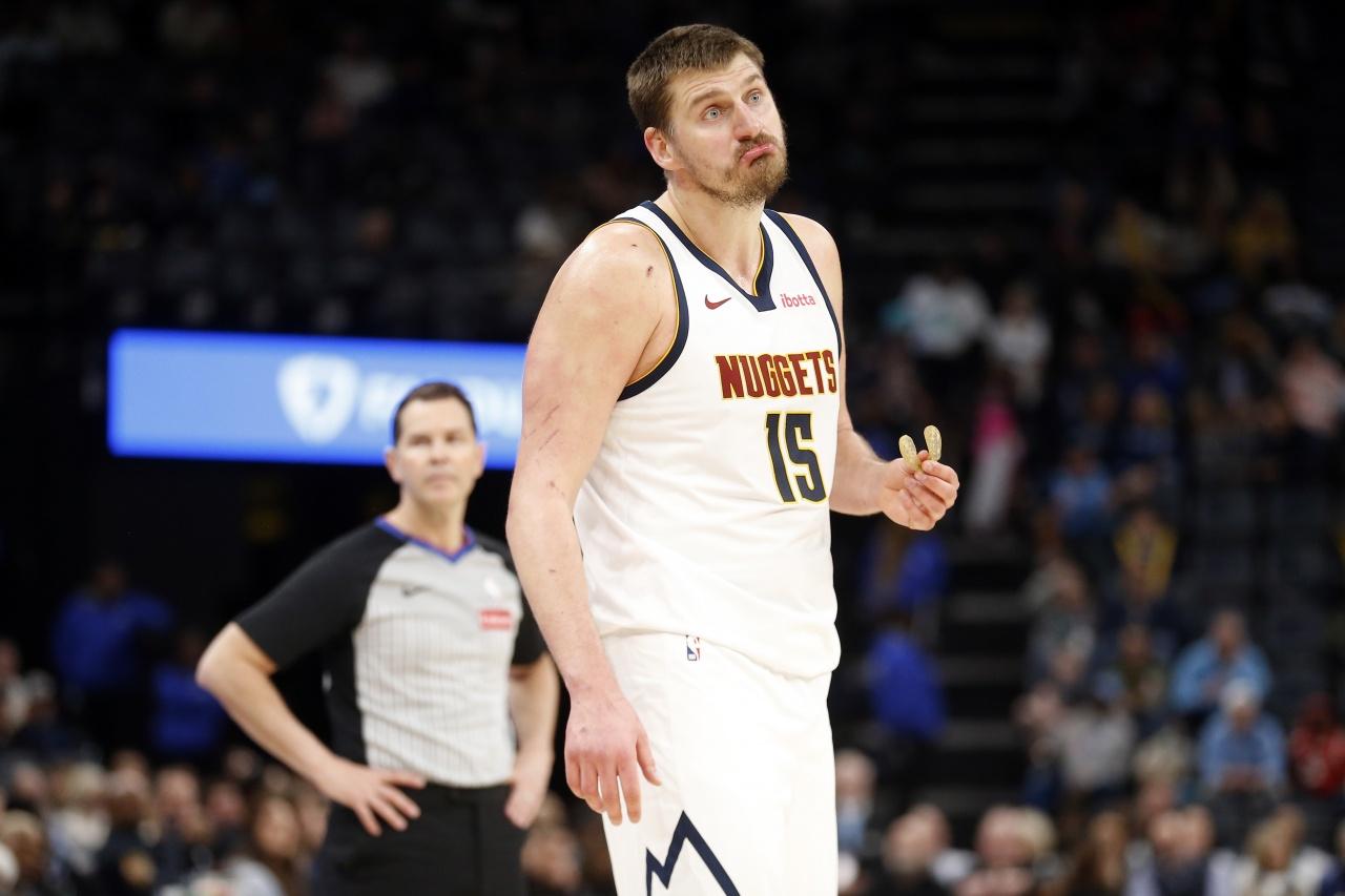 约基奇持续爆发：最近五场，场均24.6分，15篮板，14.2助攻。投篮命中率59