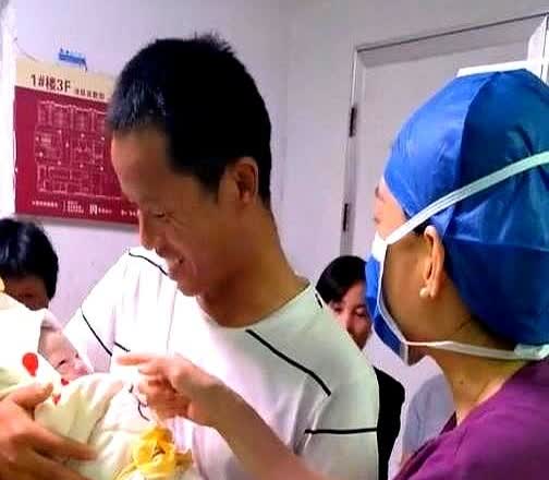 “非得要儿子？”河南，一男子面色沉重的等待产房里的妻子生四胎，只因他已经有三个女