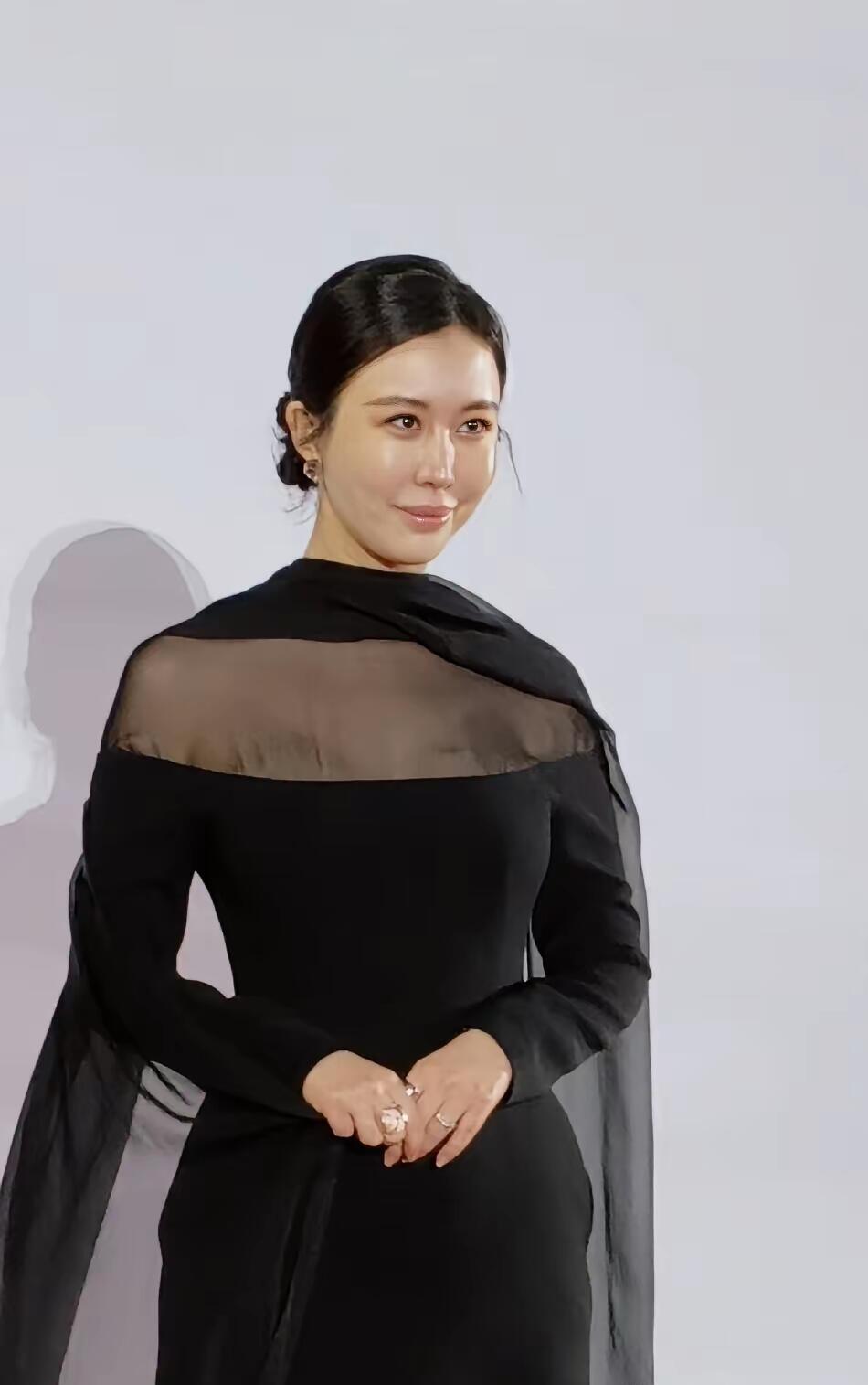吴越才是真正地诠释了，什么是气质完美的女人，即使到老了，也是那么漂亮，那么惊艳，
